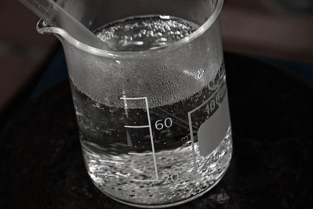 Дистиллированная вода в лаборатории. Химический стакан с водой. Кипящая вода. Кипячение воды в лаборатории. Кипяченая вода в стакане.